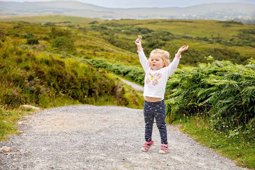 Jeune enfant dans le parc du connemara en Irlande