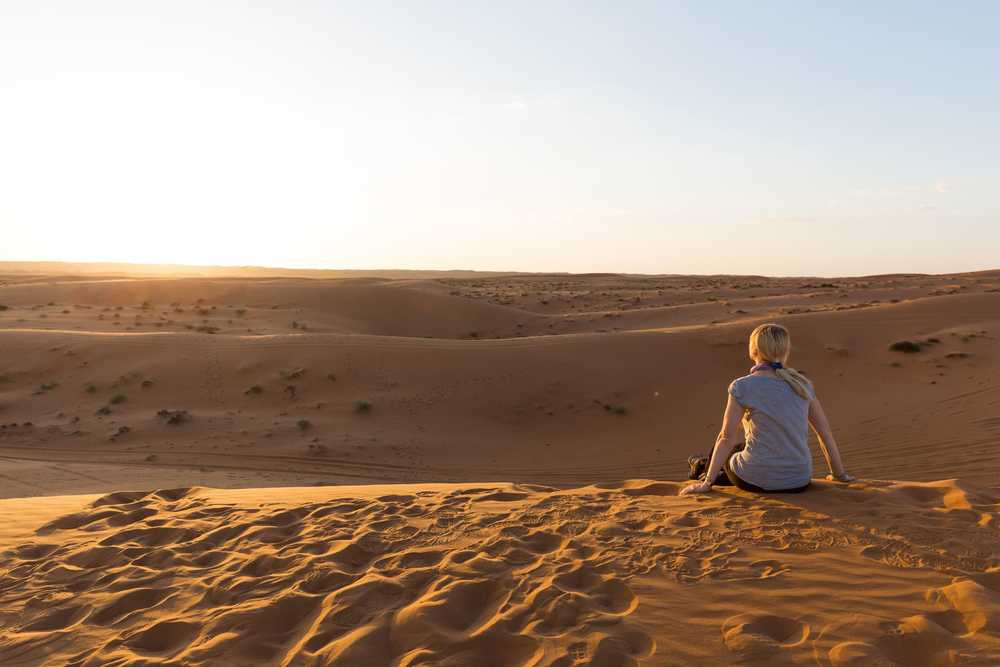 Jeune femme dans le désert du Wahiba à Oman