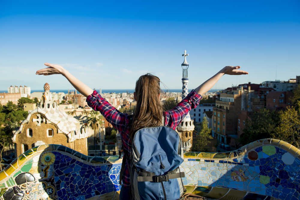 Jeune femme de dos admirant la vue sur Barcelone depuis le Parc Güell