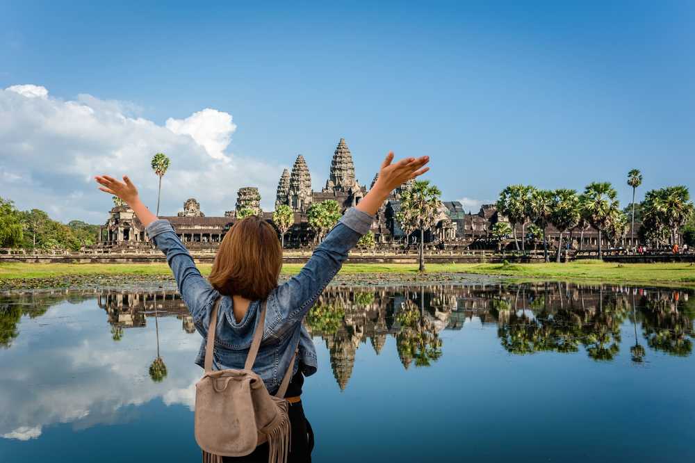 Jeune femme devant l'un des temples d'Angkor a Siem Reap au Cambodge