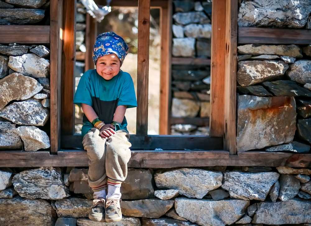 Jeune fille dans l'un des villages de Sherpa au Népal