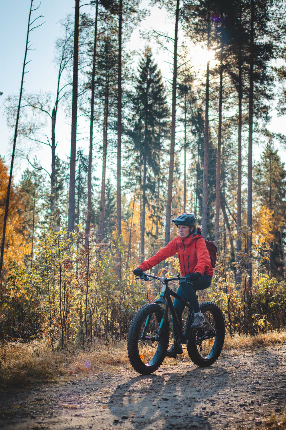 Jeune fille en VTT dans la forêt en Finlande