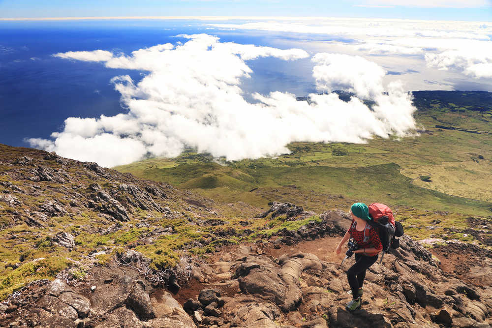Jeune fille lors de l'ascension du volcan Pico aux Açores