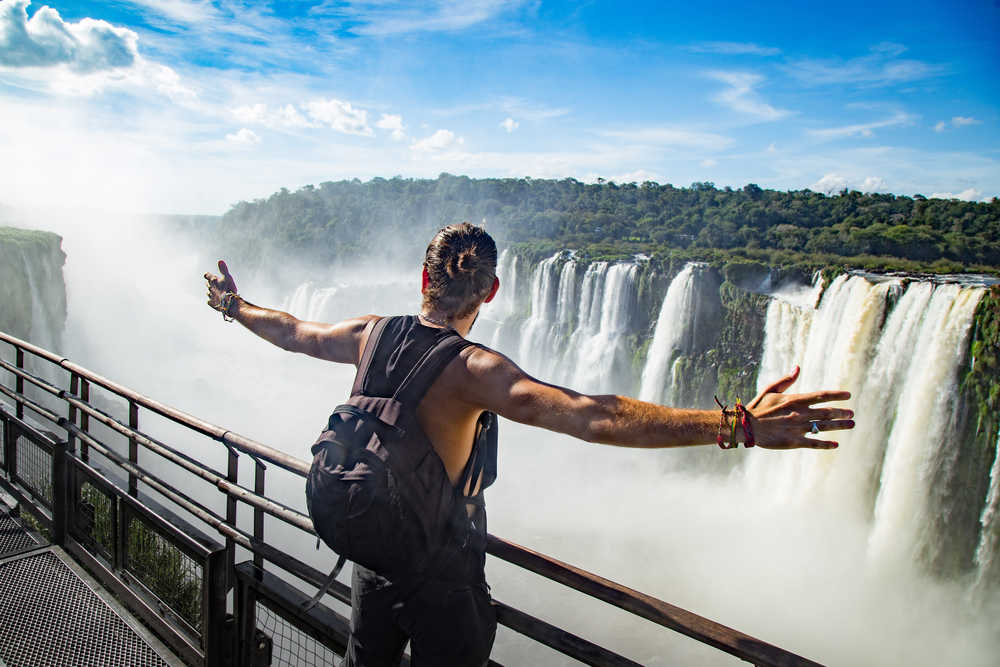 Jeune-homme-devant-chutes-Iguazu-côté-Brésil