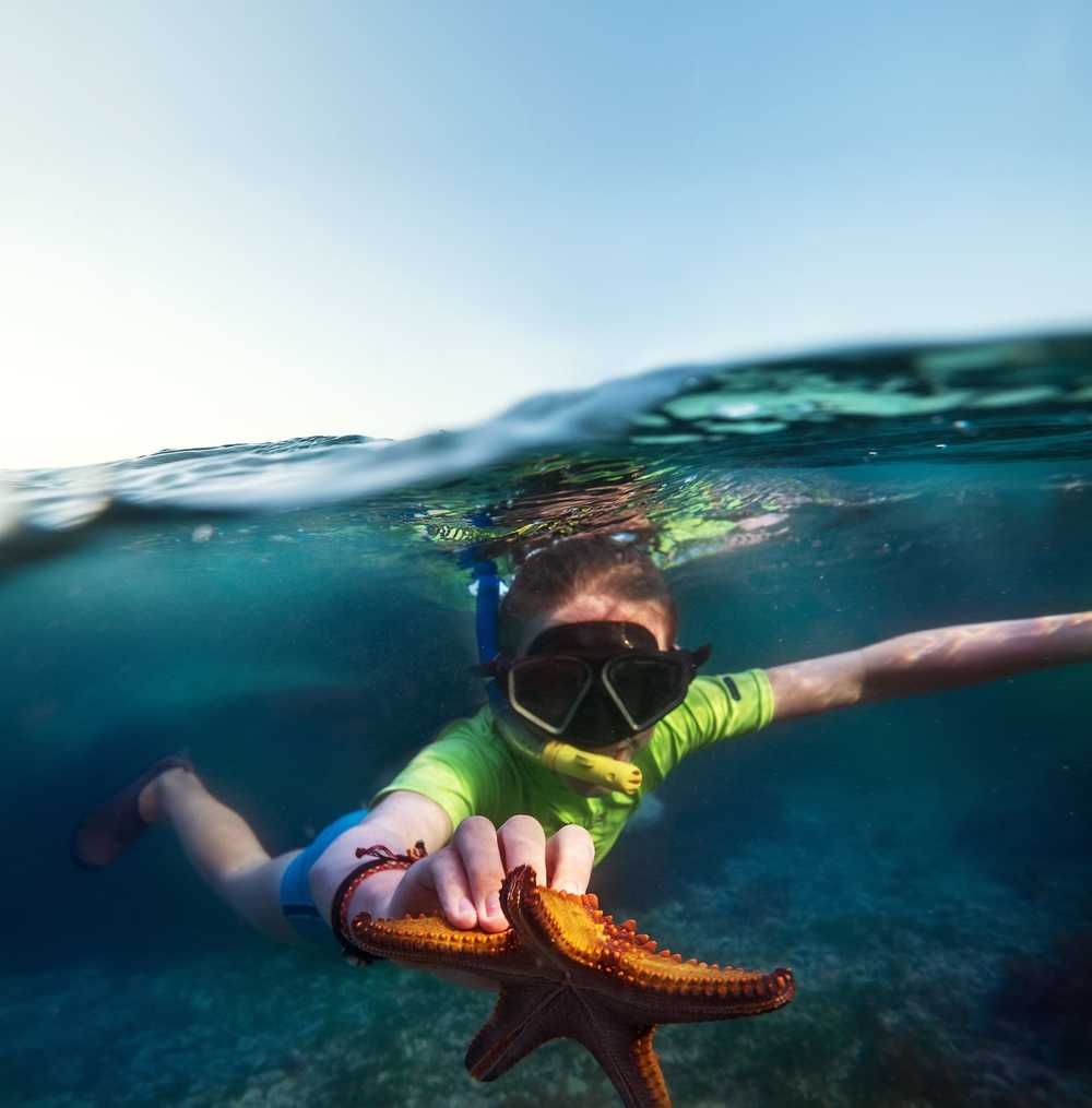 Jeune voyageuse lors d'une séance de snorkeling à Zanzibar en Tanzanie