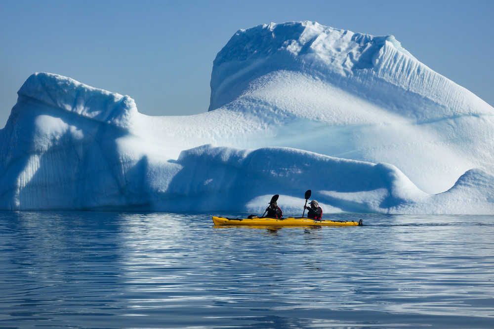 Kayak devant un iceberg au Groenland