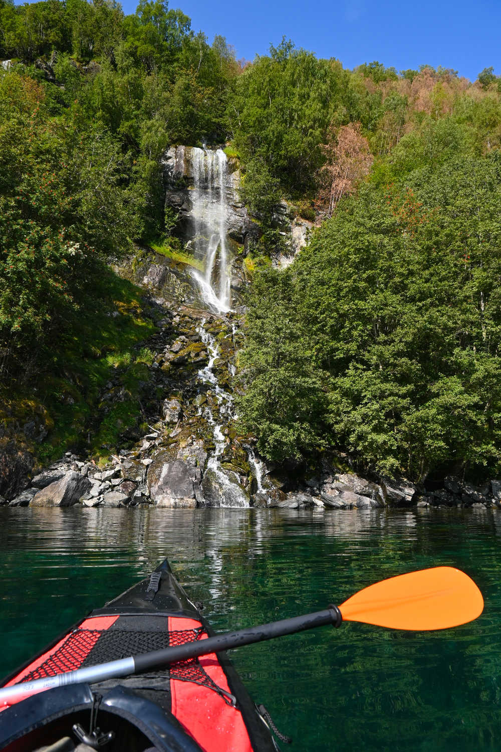 Kayak en Norvège face à une cascade