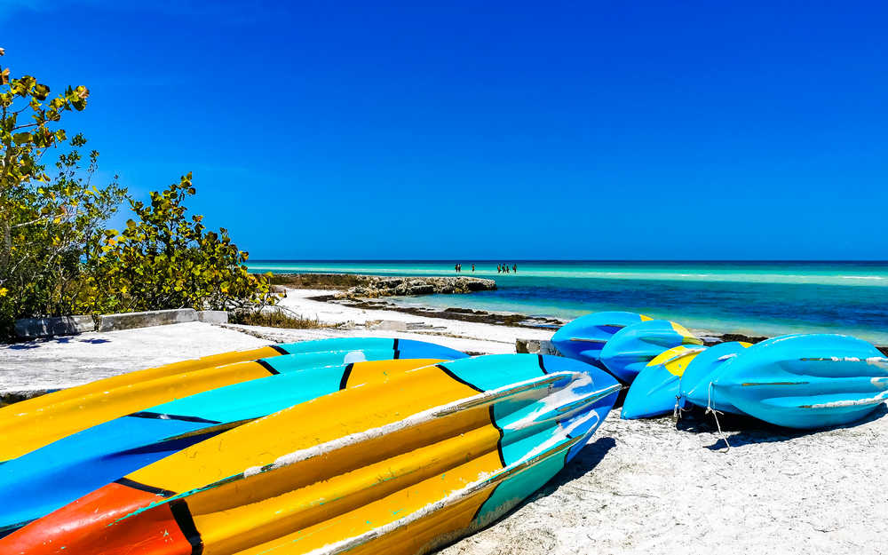 Kayak sur la plage de l'île Holbox au Mexique