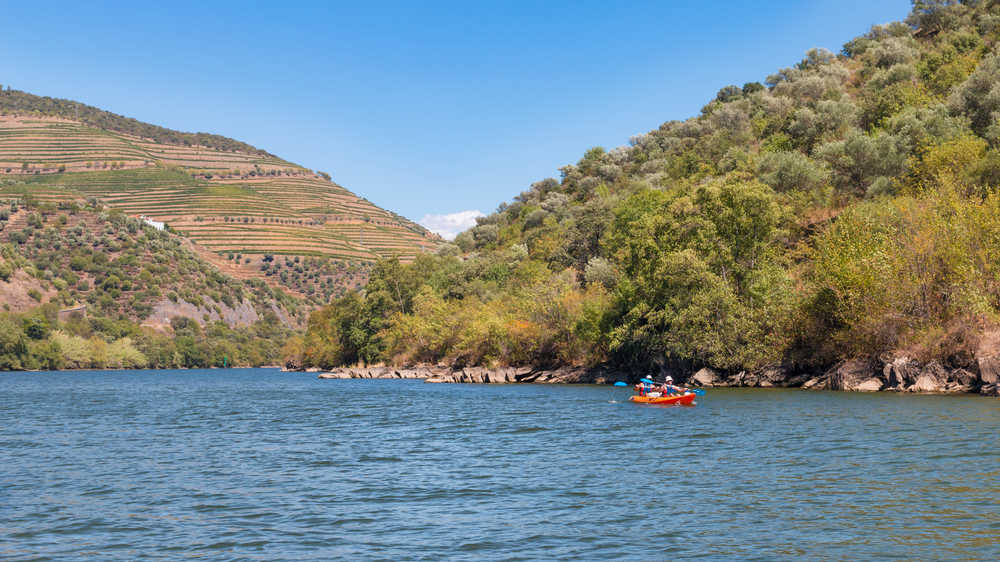 Kayak sur le fleuve du Douro au Portugal