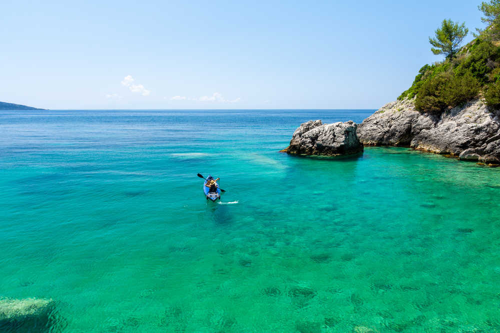 Kayak sur les rives du sud de l'Albanie