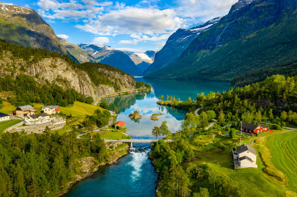 Lac eau bleu turquoise entouré de montagnes, Norvège