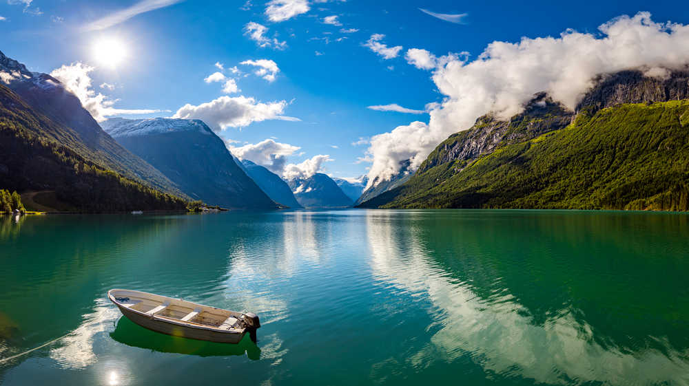 Lac entouré de montagnes Norvège