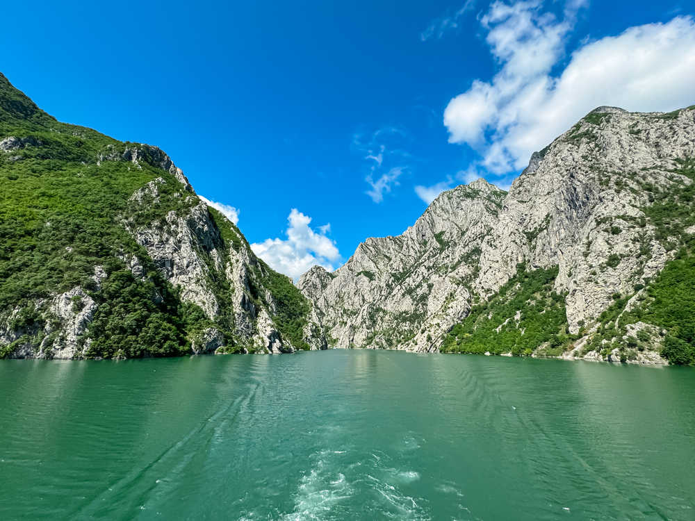 lac-koman-dans-les-alpes-albanaises