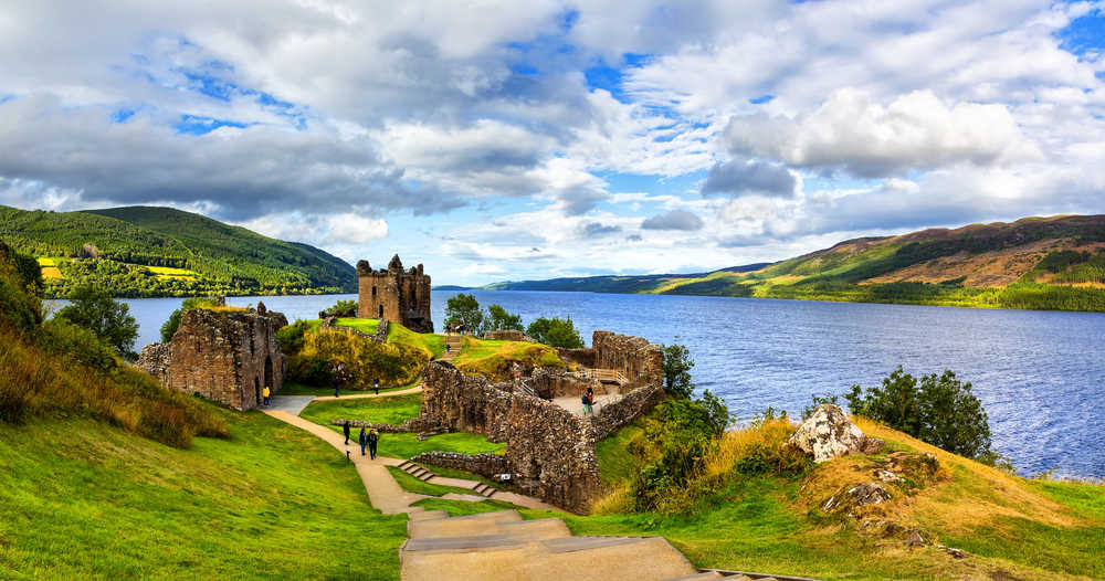 Le château d'Urquhart sur les berges du loch Ness, Écosse.