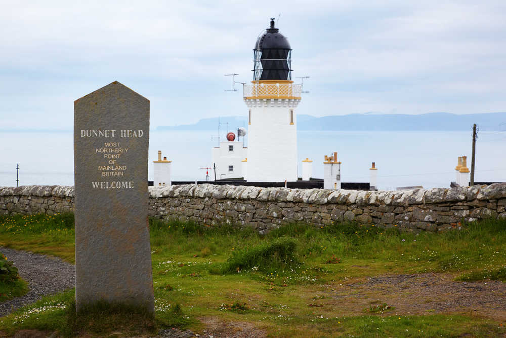 Le phare et panneau de bienvenue à Dunnet Head, Ecosse