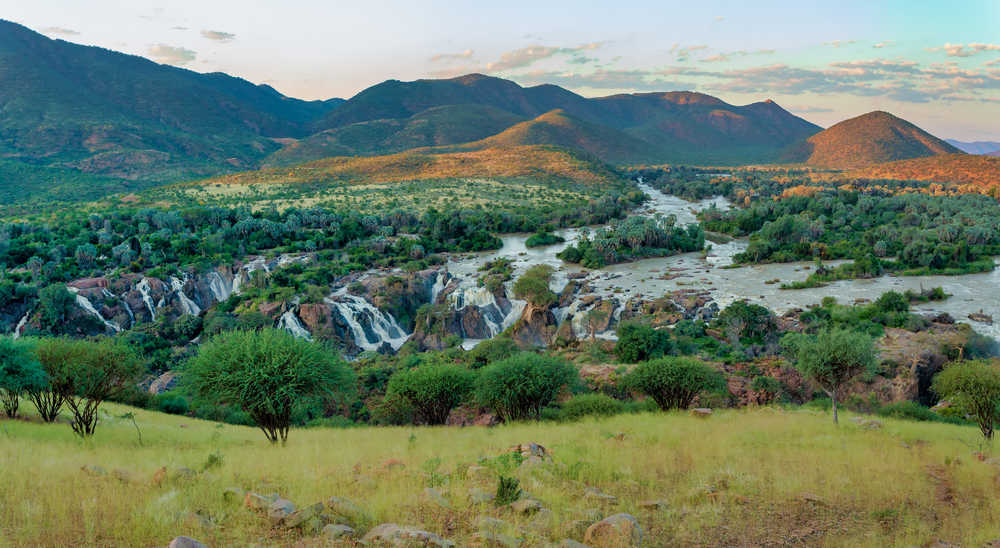 Les chutes d'Epupa sur la rivière de Kunene, Namibie