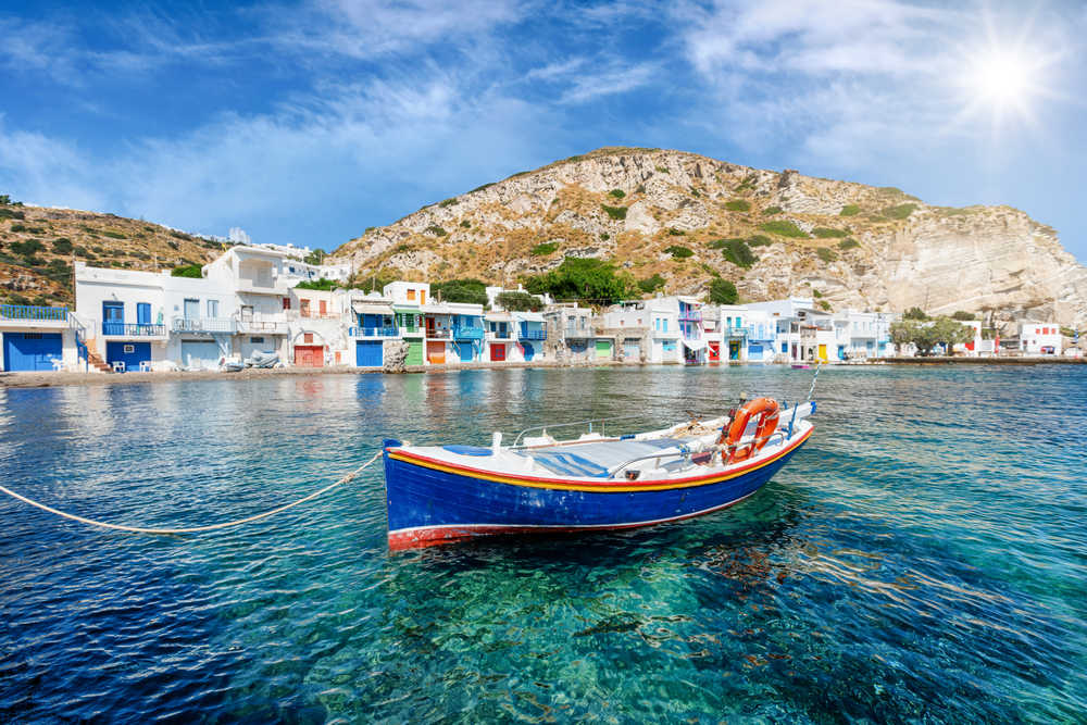 Les cyclades, port sur  île de milos, Grèce