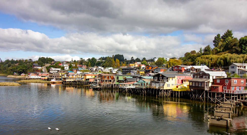 Les maisons sur pilotis de la baie de Castro sur l'île de Chiloé au Chili