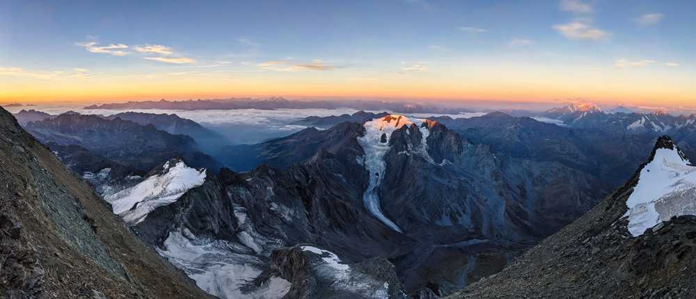 Lever du soleil lors de l'ascension du Grand Combin