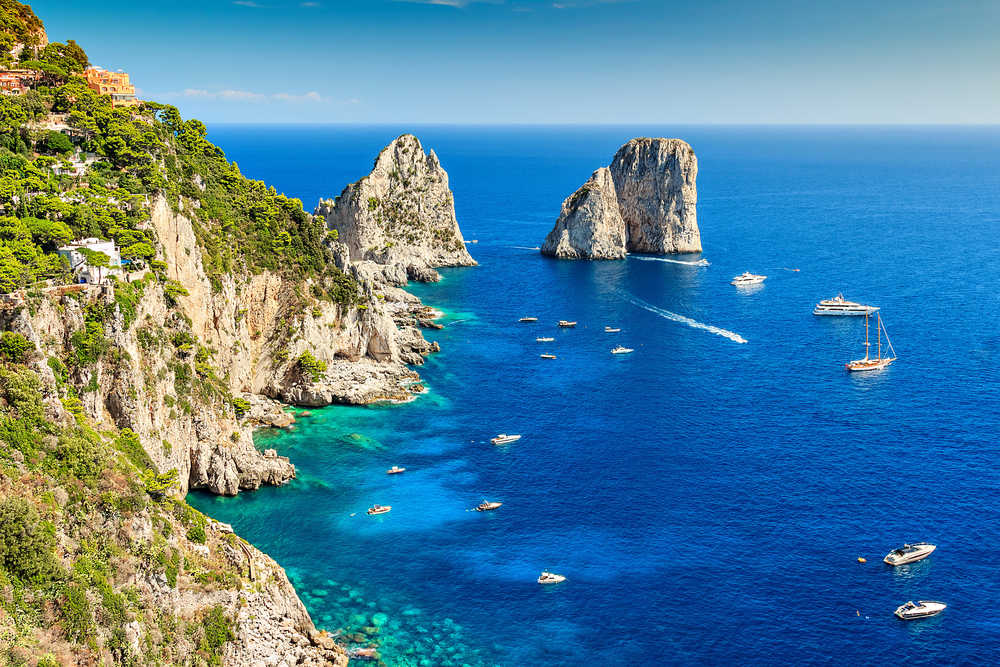 L'île de Capri et les falaises de Faraglioni, Italie