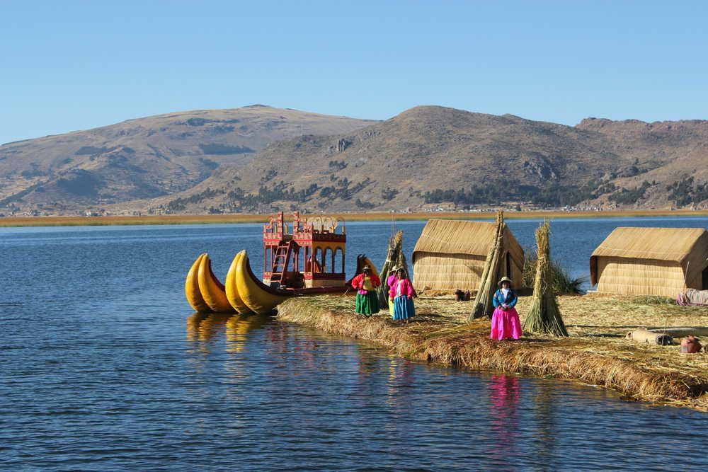 L'île Uros et ses bateaux traditionnels au Pérou