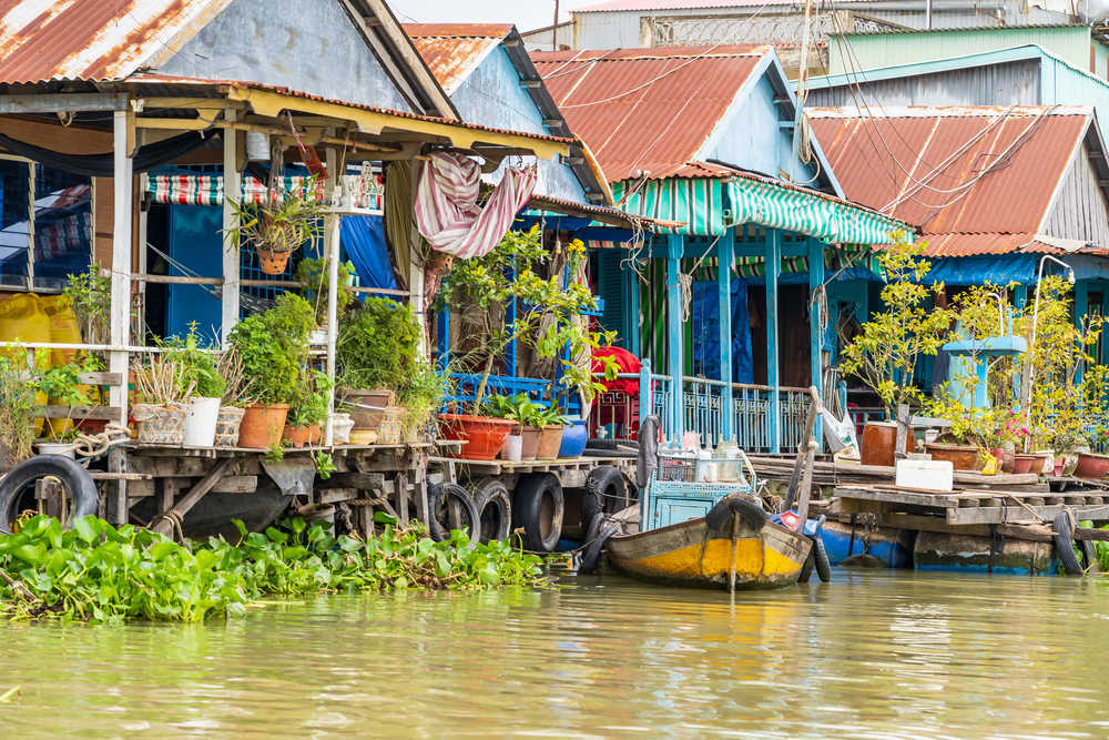 Maisons flottantes colorées à Chau Doc au Viêt Nam