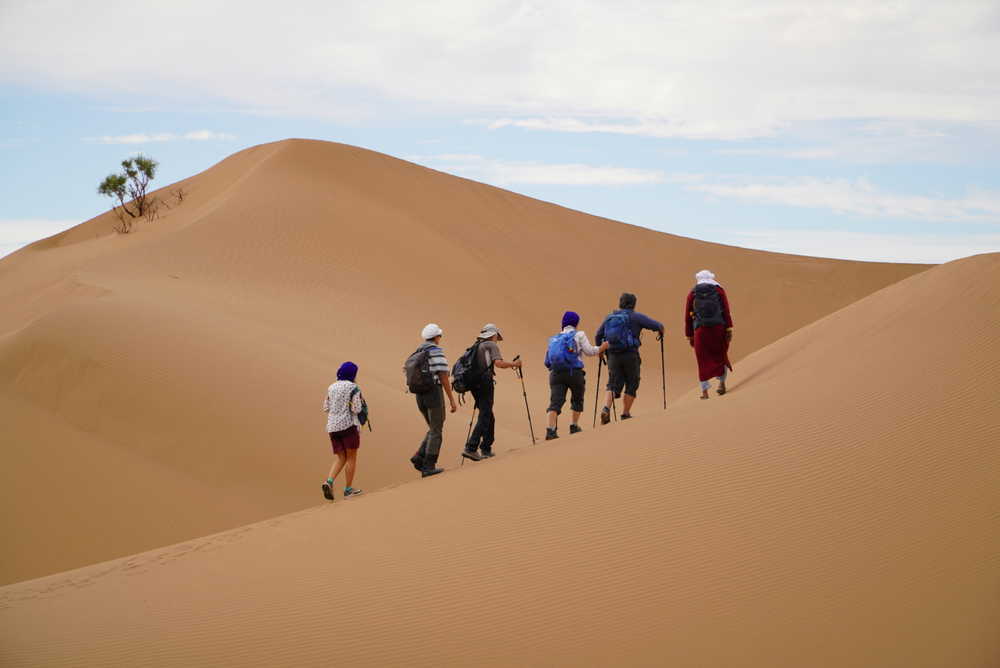 Marche dans les dunes de Foum Tizza au Maroc