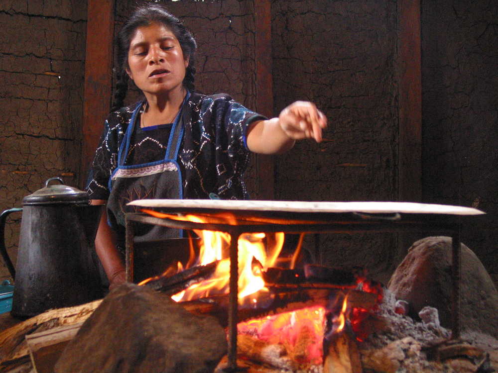 mexicaine qui travaille avec du feu à zinacantan au Mexique