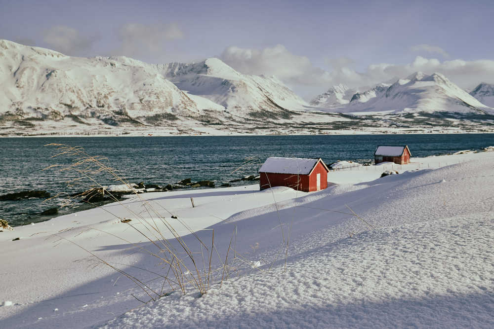 Montagnes et lac dans le nord de la Norvège