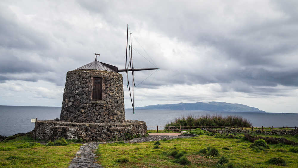 Moulin à vent en pierres de Corvo aux Açores