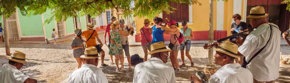 musiciens qui joue de la salsa sur une place avec des gens qui danse dans un village de Cuba