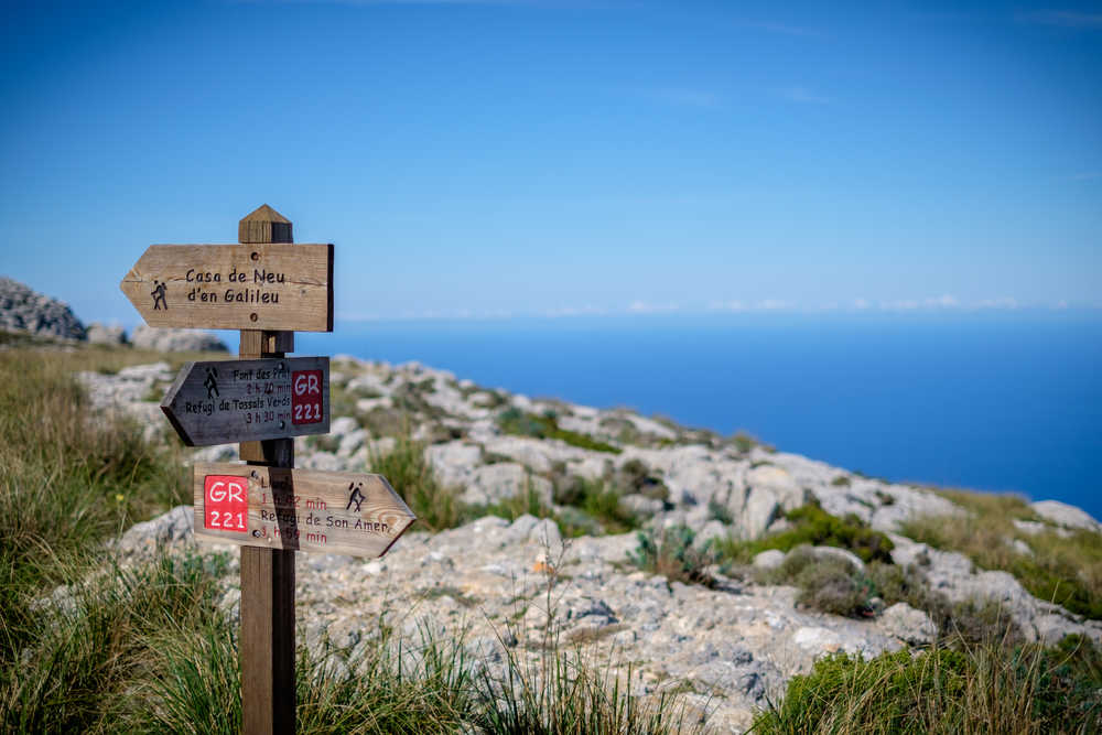 Pancarte indiquant le Tramuntana dans les montagnes de Majorque, Baléares