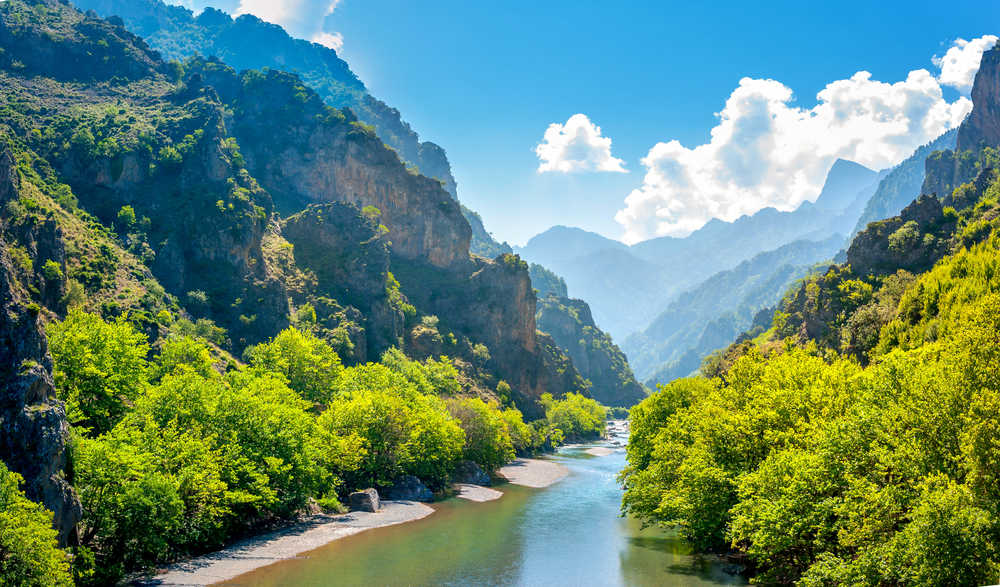 Panorama des montagnes en Grèce dans la région de Zagori, la rivière coulant dans le canyon