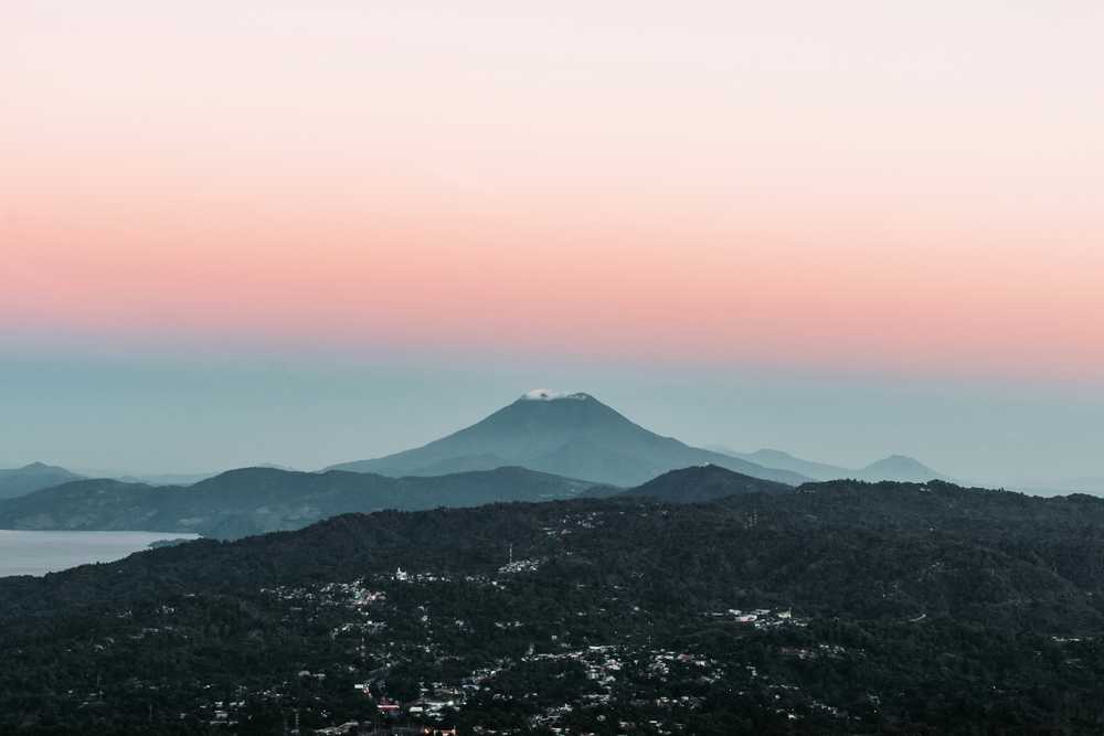 panorama-volcan-et-ville-au-coucher-du-soleil