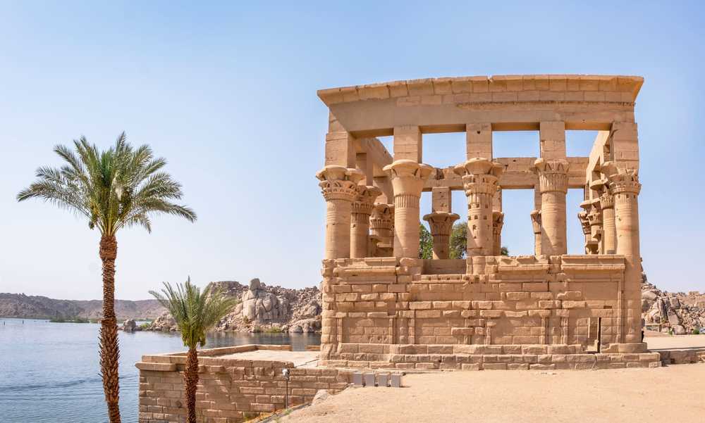 Partie du magnifique temple de Philae au bord de l'eau, Egypte