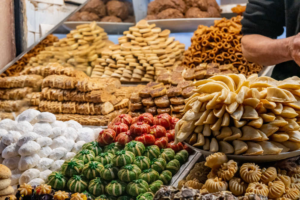 Pâtisserie marocaine dans un marché au Maroc