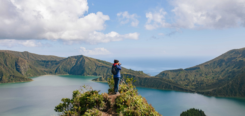 Pause contemplative à Lagoa de Fogo aux Açores