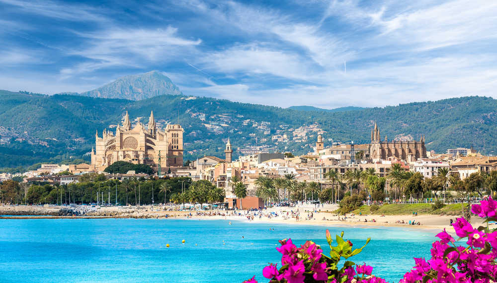 Paysage de la cathédral de Palma de Majorque et les montagnes, Majorque