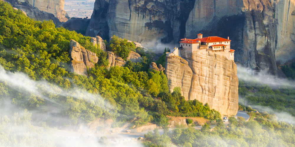 Paysage de montagne avec les Météores et le monastère, paysage de monastères sur le rocher, Grèce