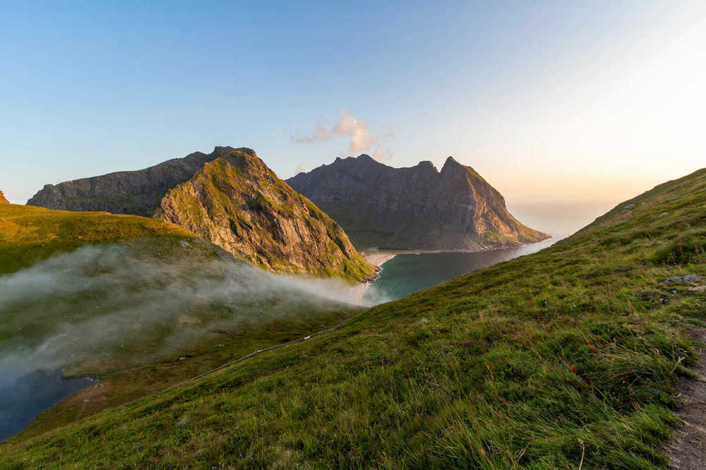 Paysage de Norvège en haut du Mont Ryten vue sur Kvalvika