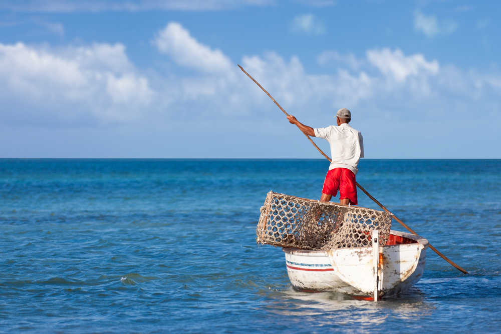 pêcheur rodriguais se déplaçant à la "gal" (perche de bois), Ile Rodrigues