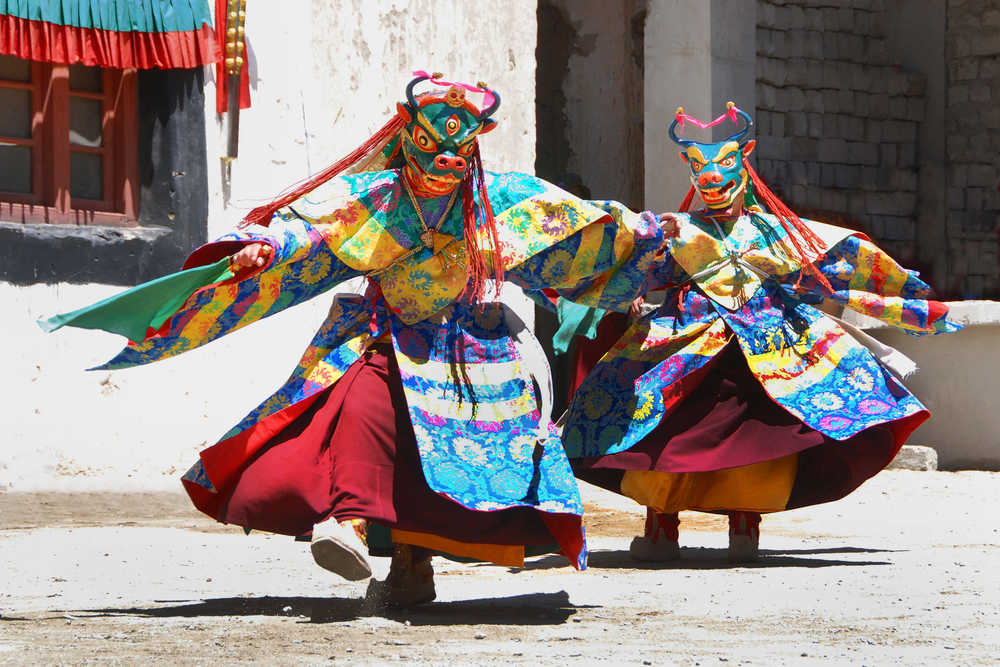 Personnes costumées au festival de Stok au Ladakh en Inde Himalayenne