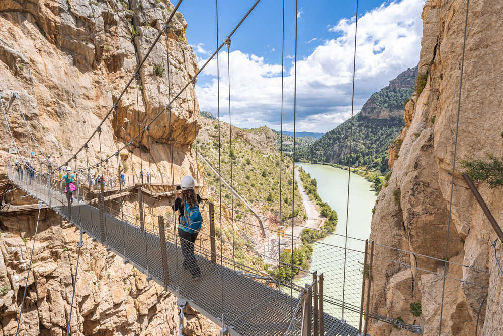 Personnes traversant le pont suspendu du chemin royal dans la gorge de Chorro, province de Malaga.