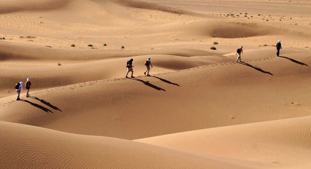 Petit groupe dans les dunes, trek Sahara, Maroc