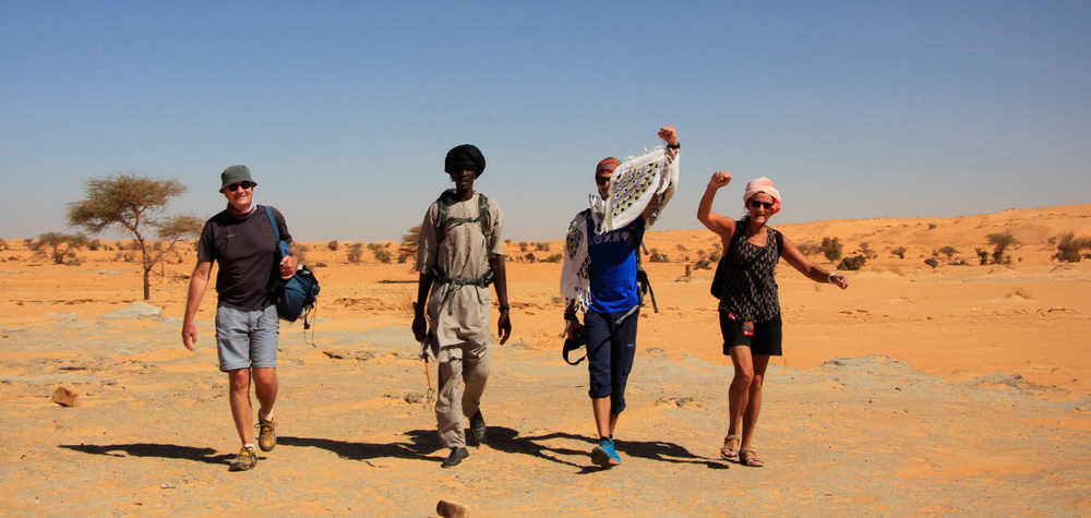 Petit groupe de randonneurs dans le désert de Mauritanie