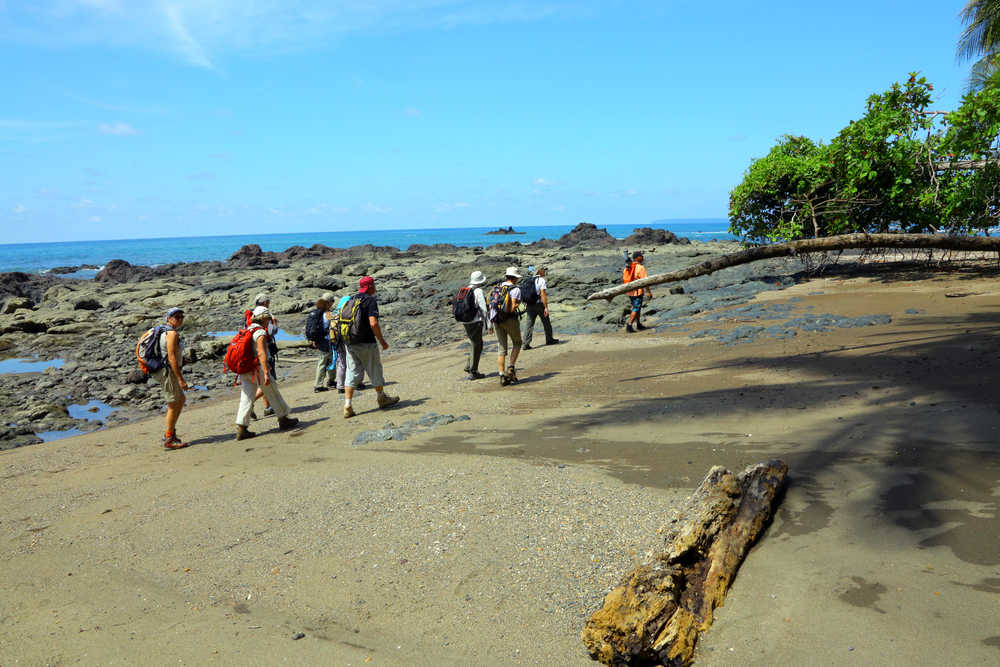 Petit groupe de randonneurs en bord de côte au Costa Rica