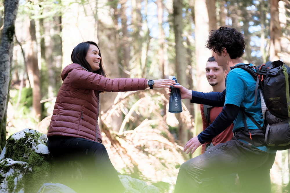 petit-groupe-de-randonneurs-en-foret