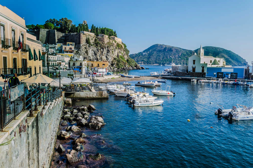 Petit port de Lipari dans les îles Eoliennes en Italie