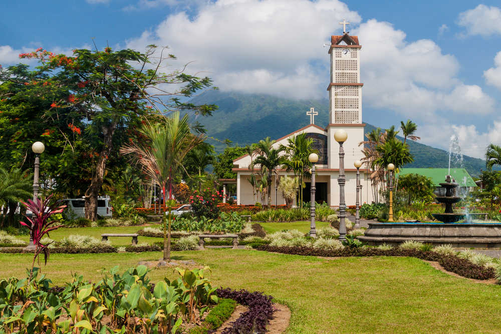 Petit village au coeur de la Fortuna, Costa Rica une Eglise est sur l'image et l'endroit est verdoyant