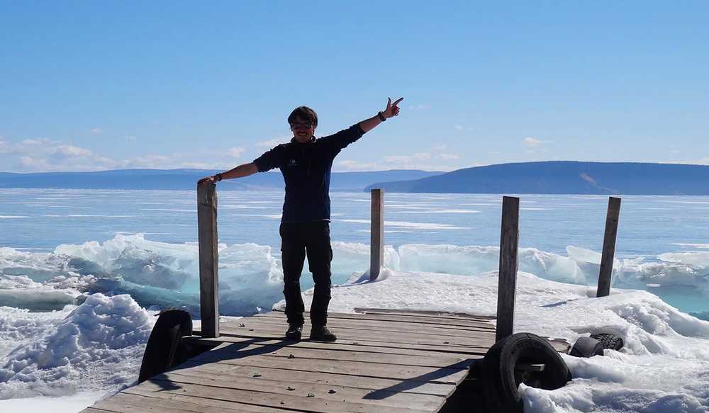 photo d'un randonneur devant un lac gelé en Mongolie